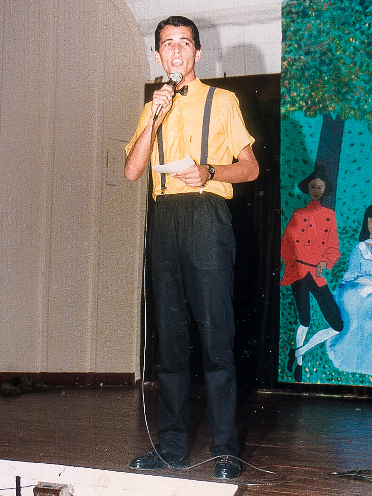 Paulo Bittencourt, singing at an event at the Adventist Institute of Education, in São Paulo, where he studied Theology (1987)